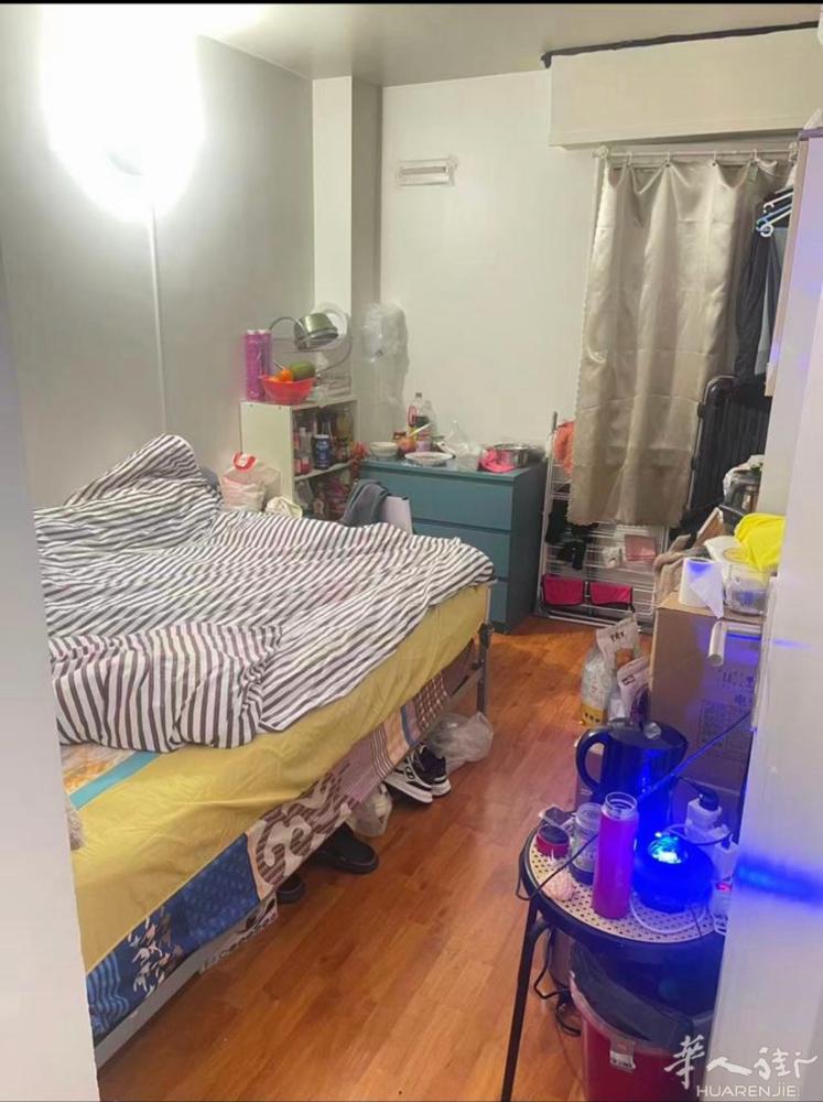 13区蜀九香楼上出租一个房间！合租的都是正常上班族 有需要的抓紧联系 拎包即可入