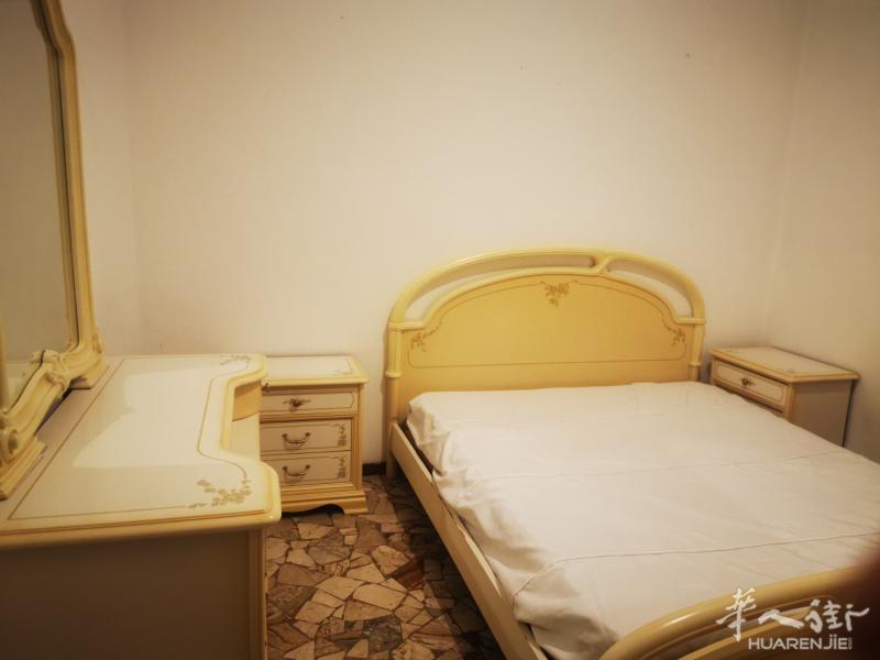 Bergamo 房间搭铺，下个月九号🈳。近新火车站，有暖气，公交站、超市附近。地址:via pezzotta 8bg电话:3201748017.非诚勿扰，谢谢！