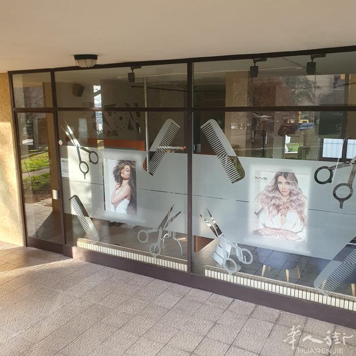 意大利人开了35年的理发店，客源稳定、在米兰靠COMO方向郊区小镇中心地段，带有