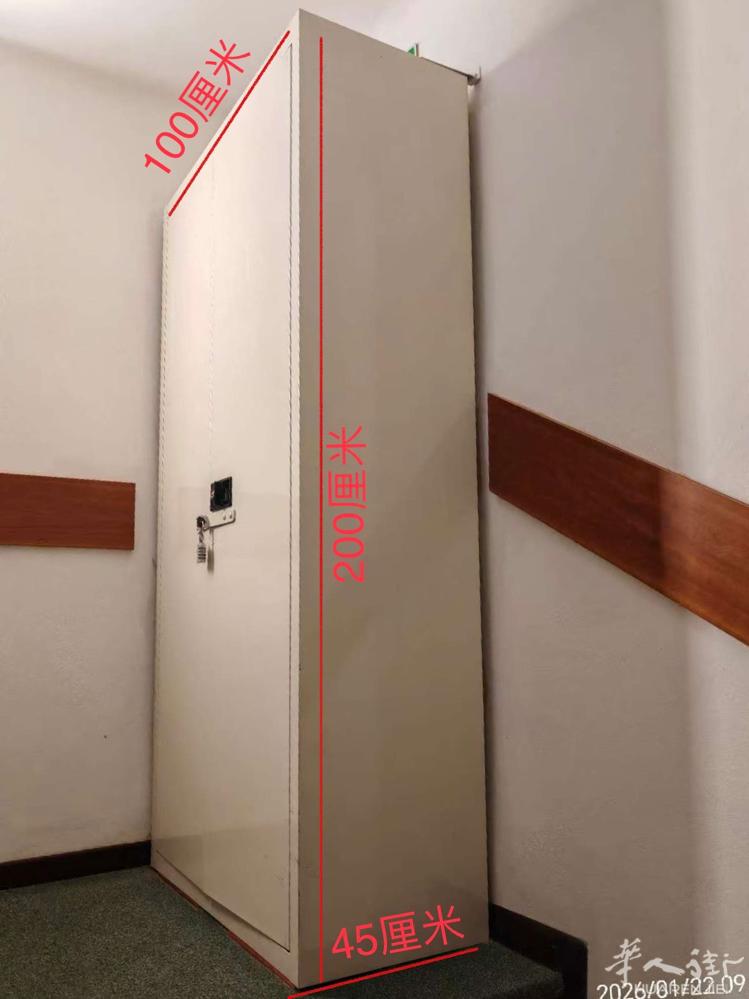便宜出四个带锁铁皮柜 状态良好无锈无划痕，尺寸见图，€95/个，四个一起收还可以