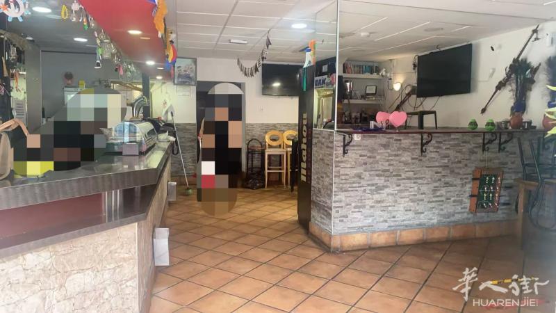 卖店面 位于马德里Leganés 酒吧餐馆执照，步行地铁口3分钟。店面一个平面，