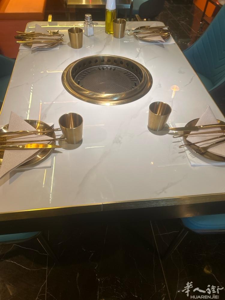 本人有全新的烤肉店桌子和椅子盘碗及其他餐具出售