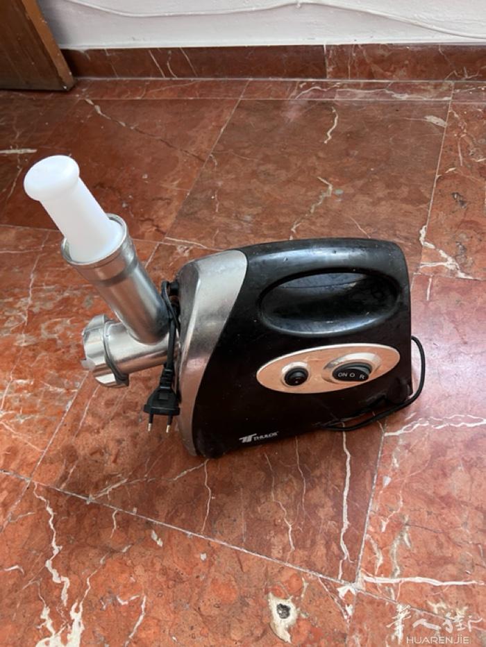 西班牙JEREZ有一个打沙拉酱的机器和一个绞肉机出售！有意者私聊价格优惠！