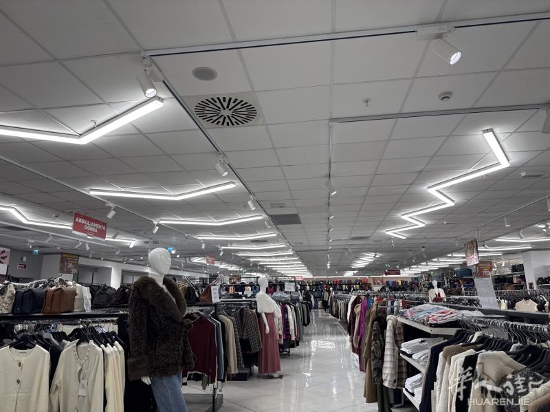 大型百货服装店招多名店员（服装、收银），月休4天，