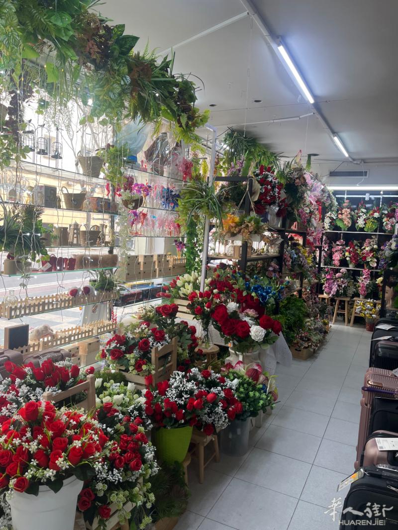 百元店转让！多年老店，位置优越，400多平方.位于castellon de la plana 足球场旁边，对面老外supermercado ，前面后面都有幼儿园和小学！！生意稳定..因本人另有发展，人手不够..不得不忍痛转让！！有意者面谈，都可以过来参观！！联系电话：695207981