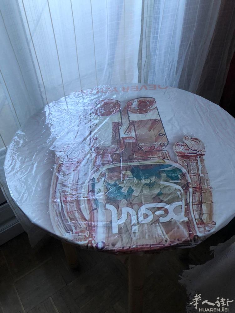 马德里出 木质小圆桌1张，直径50×50cm