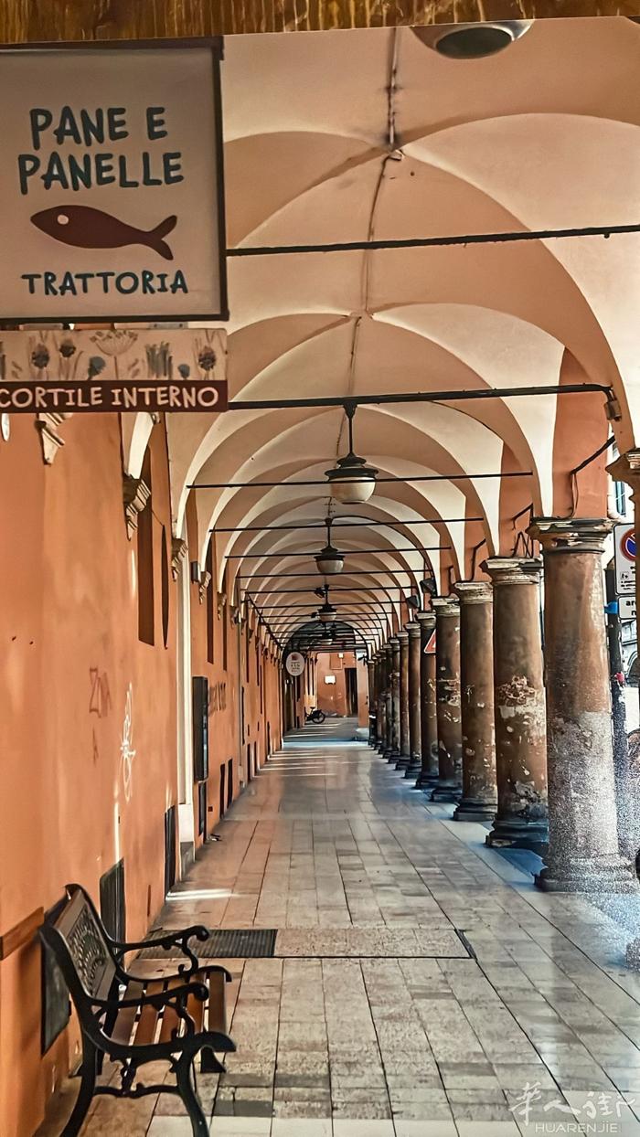 Bologna老城区中心一餐厅出售 ( Via San Vitale).  月租