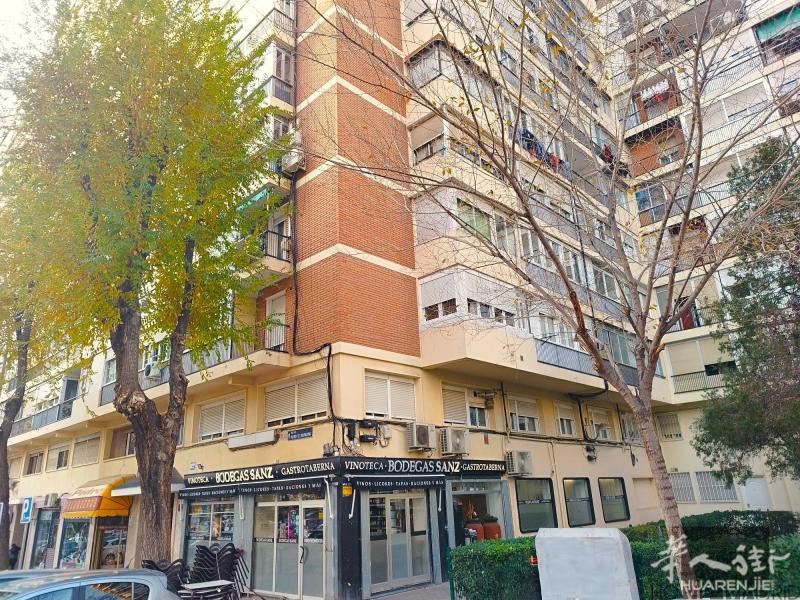 位于马德里北部皮拉尔区（Barrio del Pilar）的一家酒吧正在出售，买家为外国人。该酒吧已经营52年，面积174平方米，月租金1938欧元（含增值税）