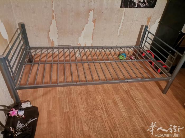 大家好 我有张铁床单人的，30E 自取93区  请发短信 谢谢