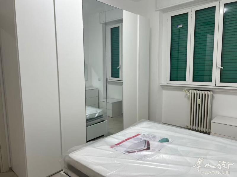 全新装修🏠三室一厅米兰大医院附近Niguarda区全新床垫，立马起租4路直达米兰华人街和市中心5个站到黄线地铁，半小时到Duomo51路52路公交车直达Bicocca大学安静小区，全天门卫，门口酒吧，pizza店，coop超市，联系微信：Choccoly88