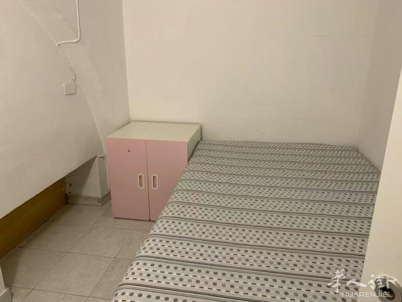 米兰华人街小房间搭铺，女士优先。3887986688