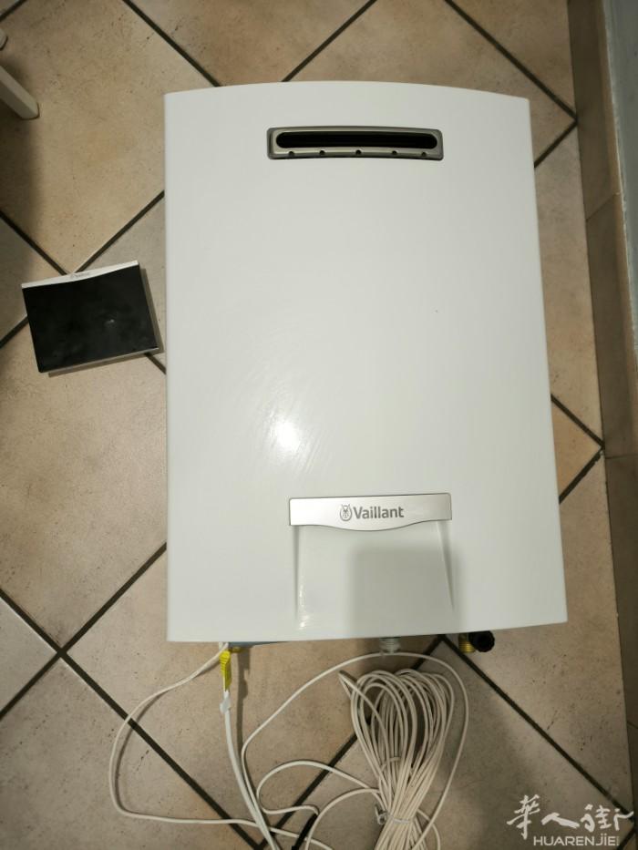 用了将近一年的17L 煤气热水器，废气直接从机器前方排除，适合装室外，买了一个新