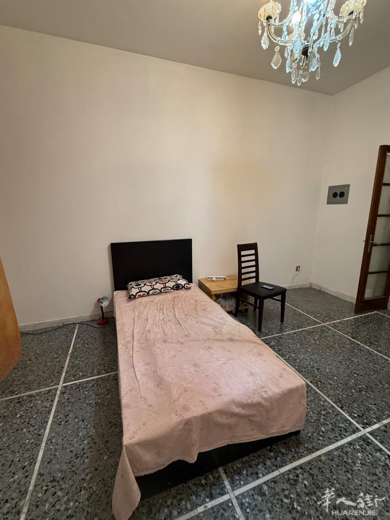 libia/s agnese地铁口 有大房间出租 带家具 有网络暖气 住家人少清净 房租550全包。有意者联系+39 331 5005857