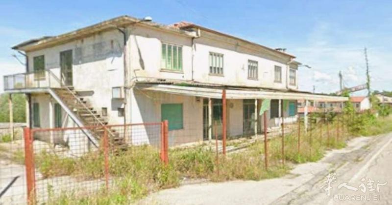 Rovigo有一座别墅区商业用途 总面积2900平米出租.别墅共三层建筑面积80
