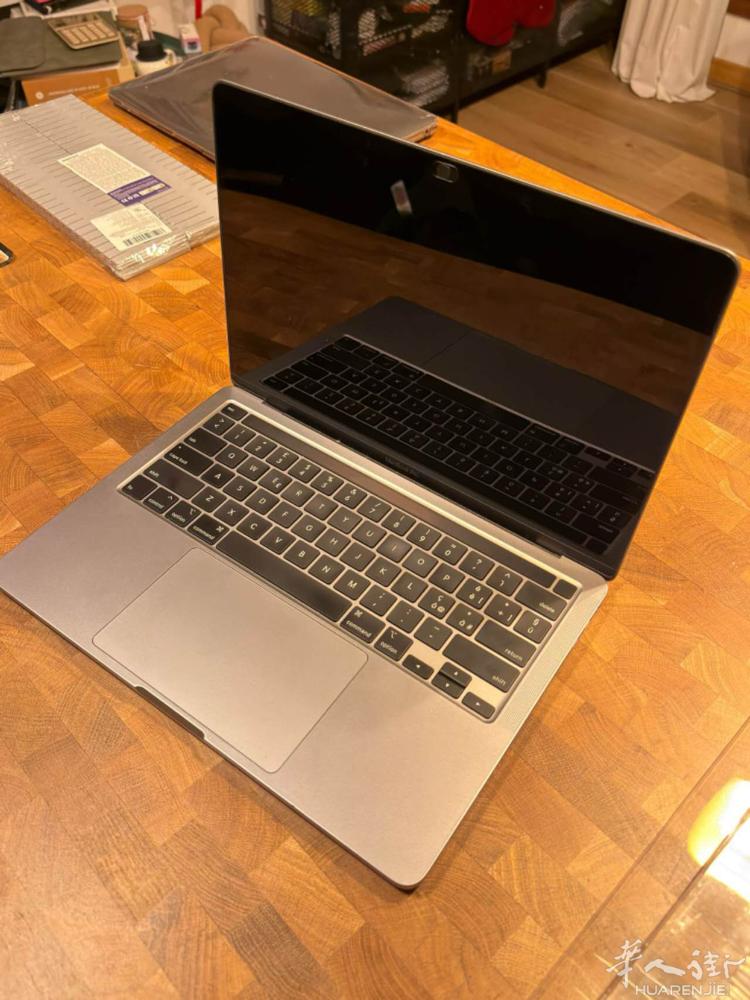 - ⁠Ipad Mini 64GB 255€ - ⁠Macbook air 13