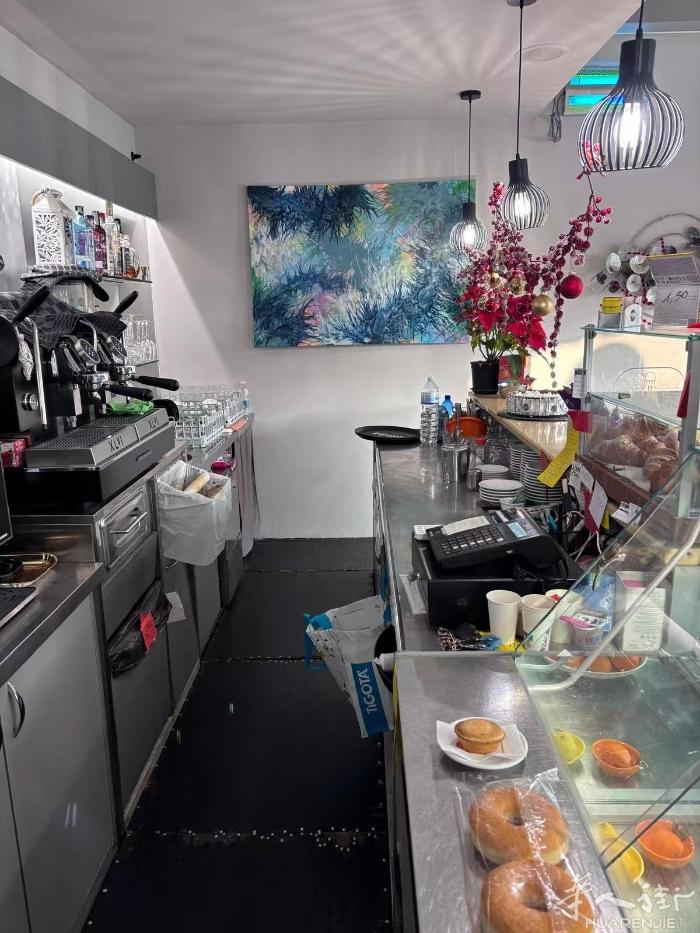 老外酒吧转让。酒吧位置很好，周围有大学，小学。老虎机目前放两台，也可以再放。酒吧