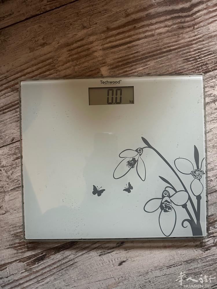 全新电子秤15欧，需要的朋友联系我，上门自取，有时候忙最好发短信，我看到及时回复