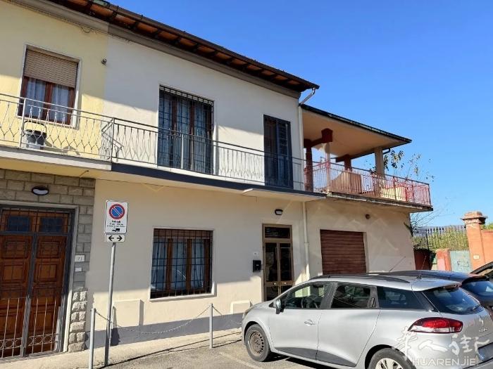 出售Campi Bisenzio 194平米两层联排别墅，2室2厅2卫。地处安静