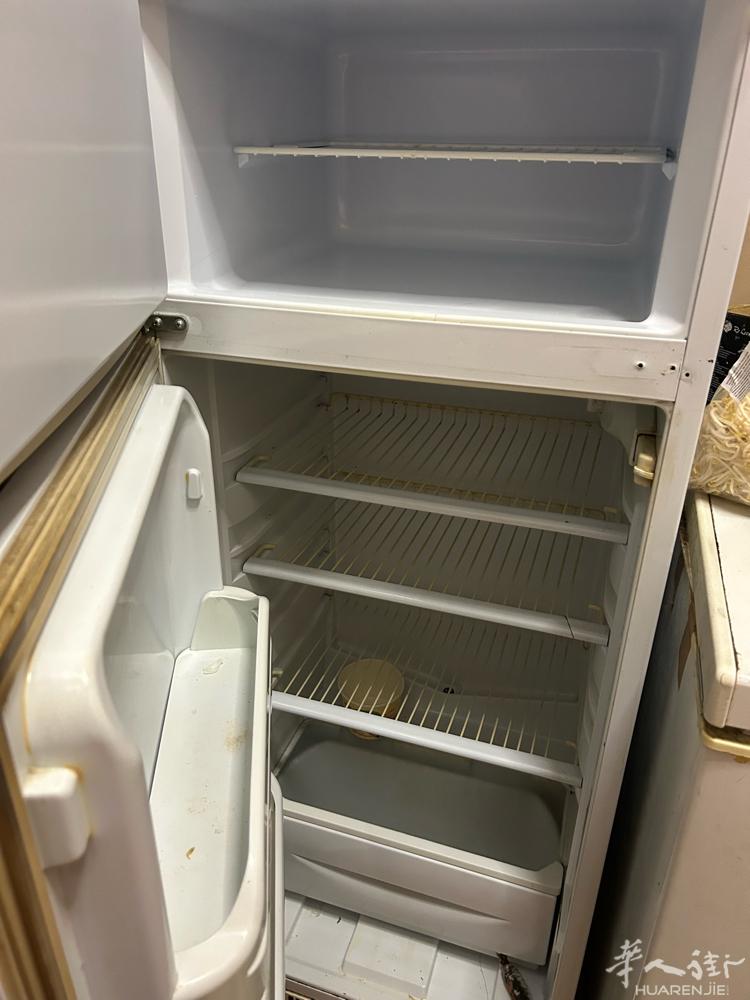 因搬家出售冰箱和冰柜 各一百€，俩个一起的话价格优 国际饭店旁边