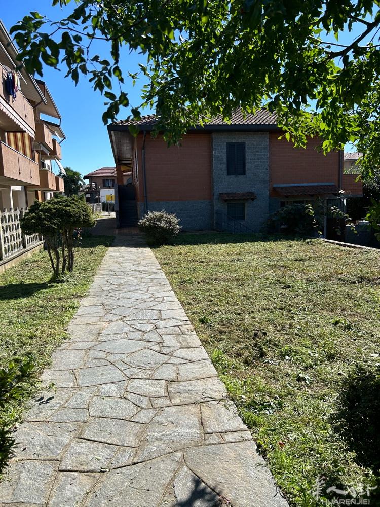 米兰附近小镇别墅出租！！地址 Via momo 57，Oleggio，月租100