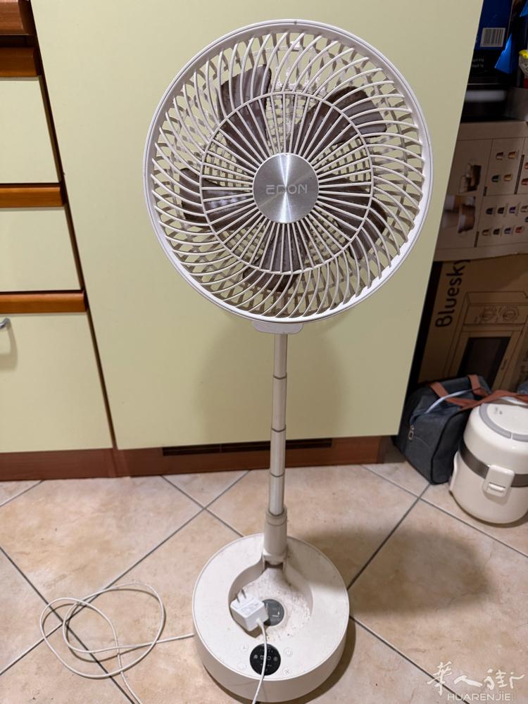 便携式折叠风扇 风力四档 可充电使用，可定时预约，可摇头，伸缩尺寸 5欧 罗马地