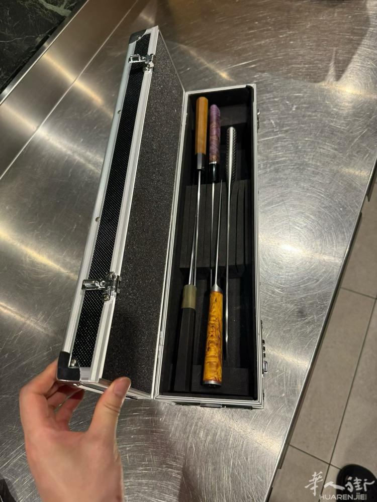 意大利米兰最全的寿司刀，认准木木刃物。小刀箱也有货35和40欧两款    vx: