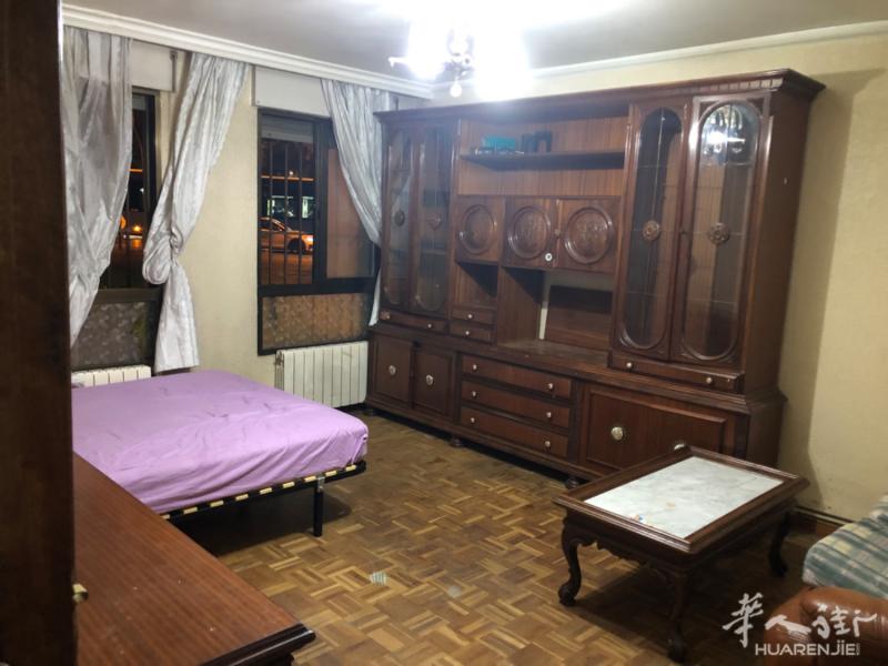 出租大房间 Plaza Elíptica 6号 11号地铁  ，  对面47  247  80  60 路公交站