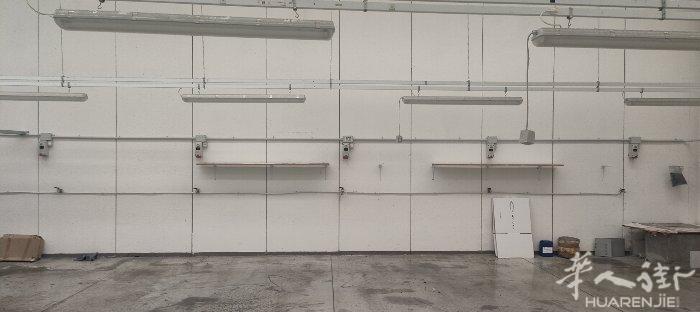 seano工厂，不用转让费工厂210平方，方正，房租1400不用iva，介绍费2