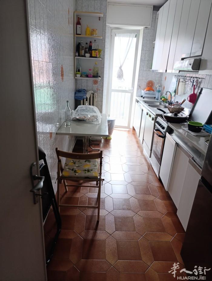 Quarto oggiaro via Longarone 1号有大小房间搭 铺，