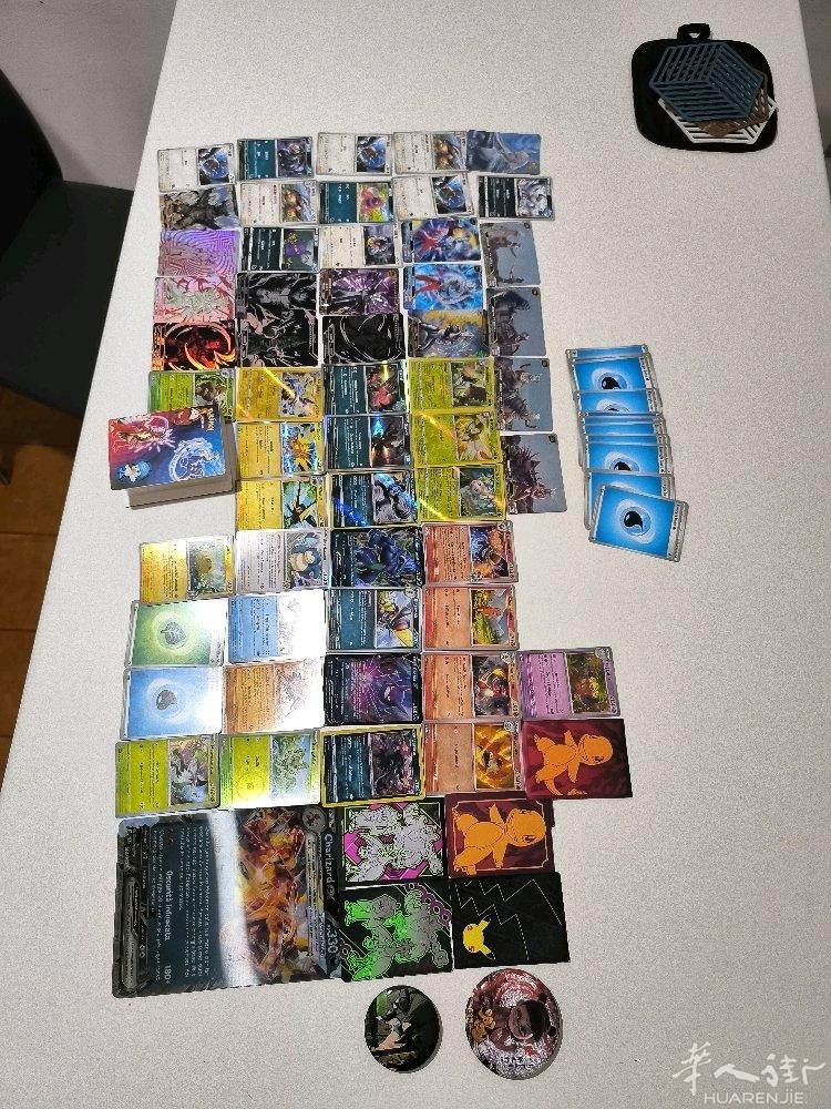 这里有Pokemon 卡片中文的英文的还有意大利的，有一些老的一张大卡一个卡册