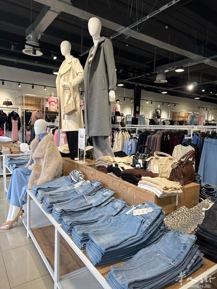 piacenza 招熟悉女店员一名！会简单意大利语，月休四天，住家进！