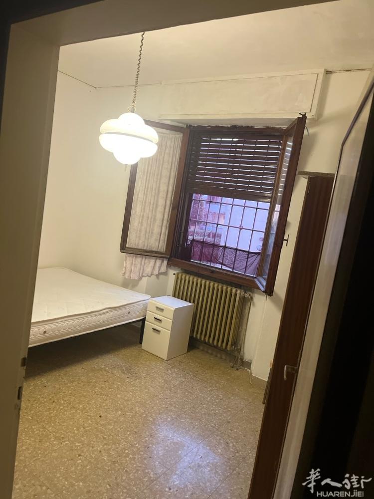 sanbolo相约酒吧附近和邮局之间有正规房间搭铺，可以烧，地下室可以停放自行车