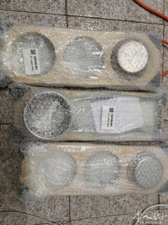 出猫碗架，一个10欧，三个一起25欧