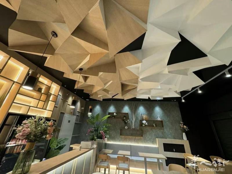 Bergamo小型餐厅+打包店转让。在bergamo大学对面，人流量大。新装修，