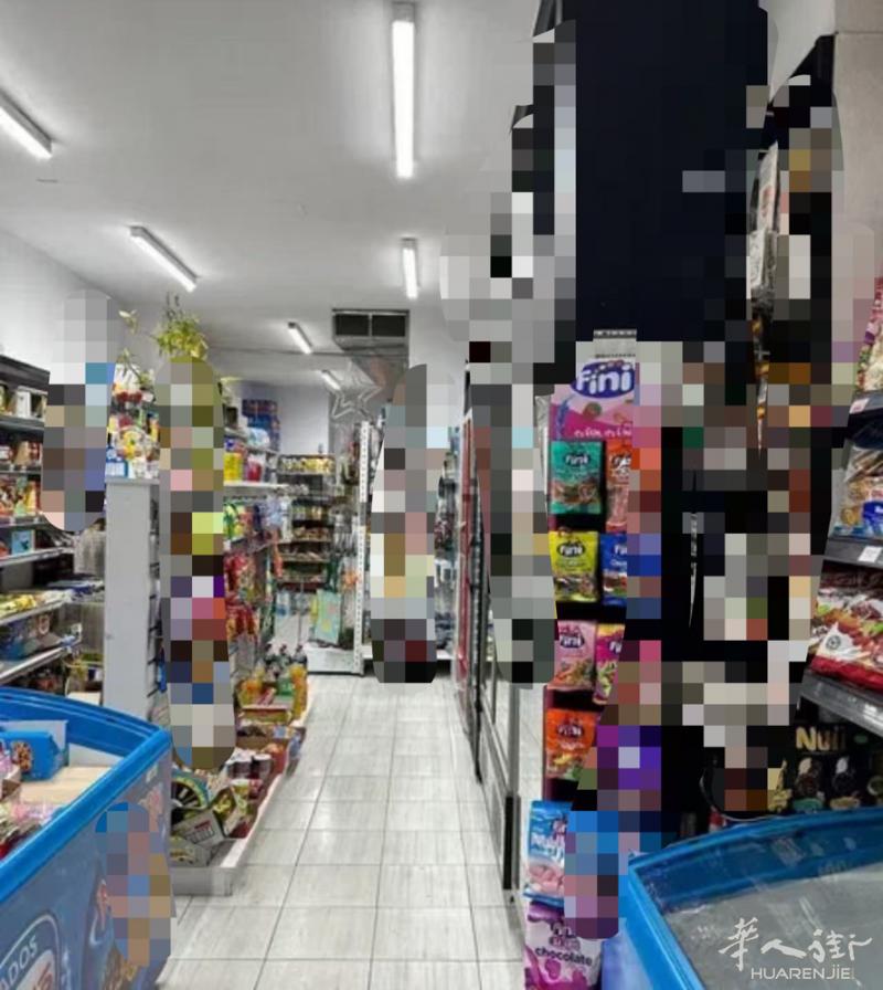 转让：糖果店 马德里好区分糖果店急转。主街上，地铁口位置非常好。店面100平方左