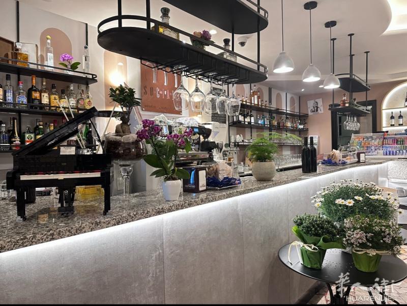 【酒吧转让】 位于ASTI周边城市，地段中心 ，在piazza，各种节日活动都会