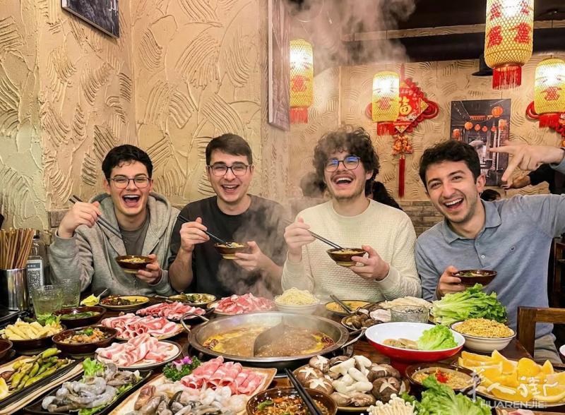 华人街火锅店招跑堂一名，年龄性别无要求，需会熟练意大利语或英语，  只招全工