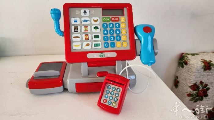 出售闲置物品，玩具1欧元一个，买多了可以赠小的玩具，还有一些拼图可赠。上门自取，