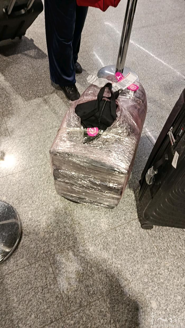 今天从广州转机回巴黎的哪位华人朋友行李拿错了，我的行李上有些写地址的