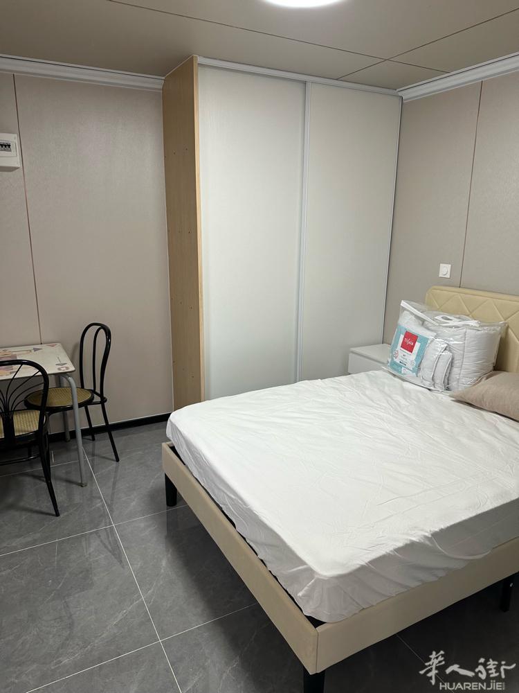 大巴黎94省132公交车站旁有单身公寓出租，家具家电齐全，可领包入住哦，包水电费