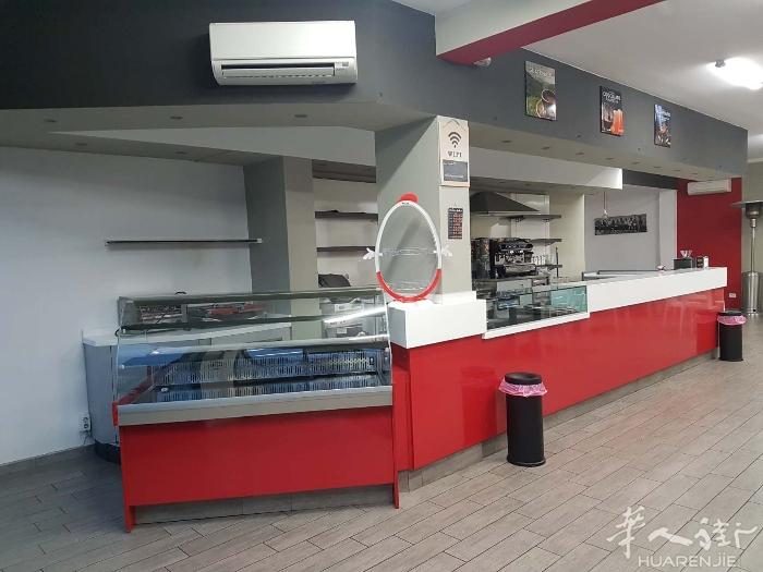 Bar tavola fredda e calda sulla via nazi