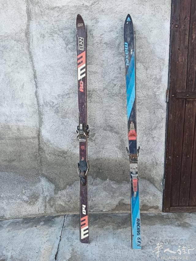 出两副复古滑雪板，每副10欧元，适合装饰小木屋或收藏