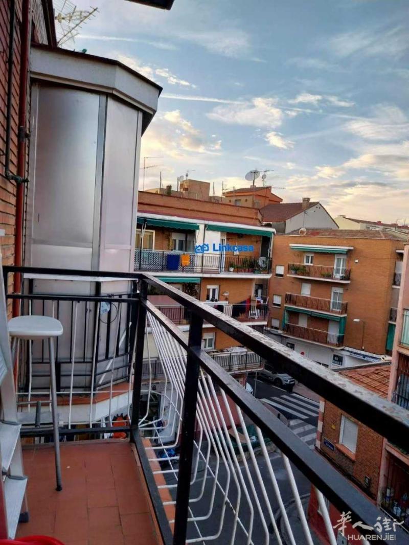 这套房子三楼步梯， 2房一厅，双阳台， 54 平。在calle Julio antonio 离oporto走路10分钟​☎️630835189