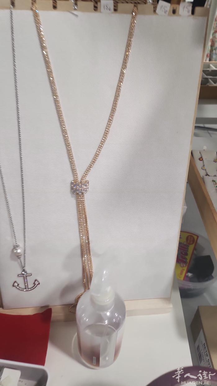 关店商品处理 衣服： 毛衣， 外套 首饰 ： 项链，戒指，脚链 零售10欧元/件