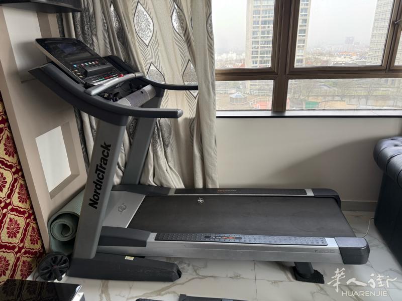 巴黎19区 出售专业跑步机 400€ 需自取  有意者请联系0768134398