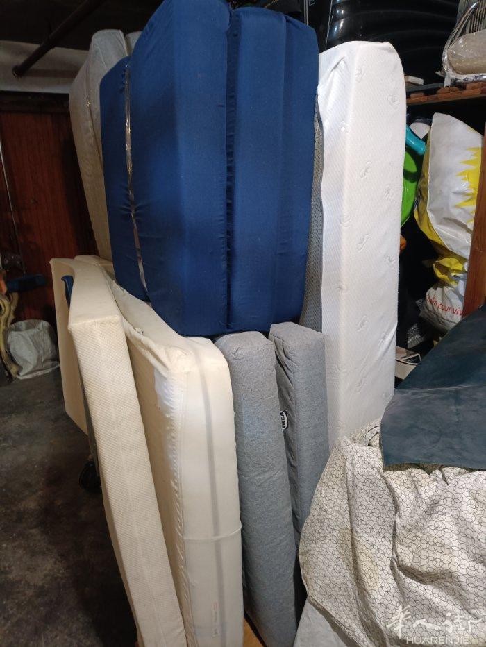 单人床架加床垫80X190让40欧。适合房间小用
