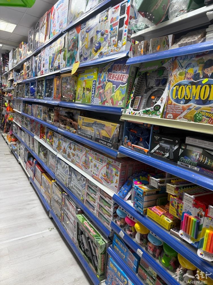 位于 Catania 的一家经营多年的 2000㎡服装＋百货大型综合店，现整体对