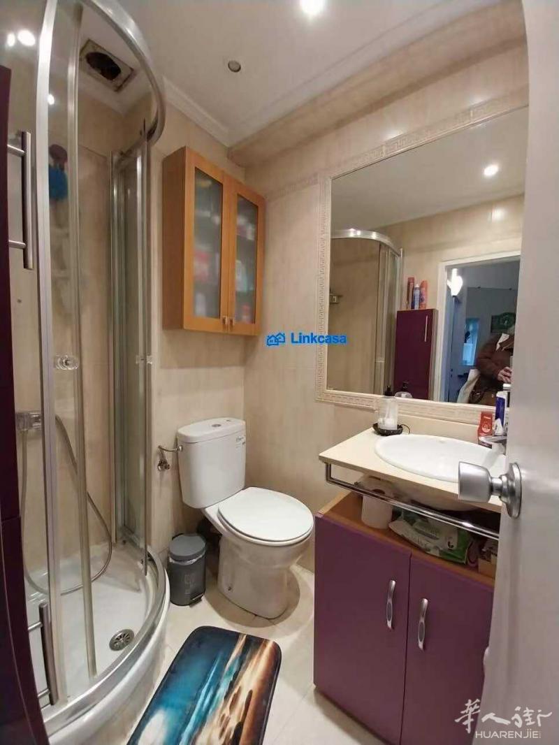 这套房子三楼步梯， 2房一厅，双阳台， 54 平。在calle Julio antonio 离oporto走路10分钟​☎️620225682