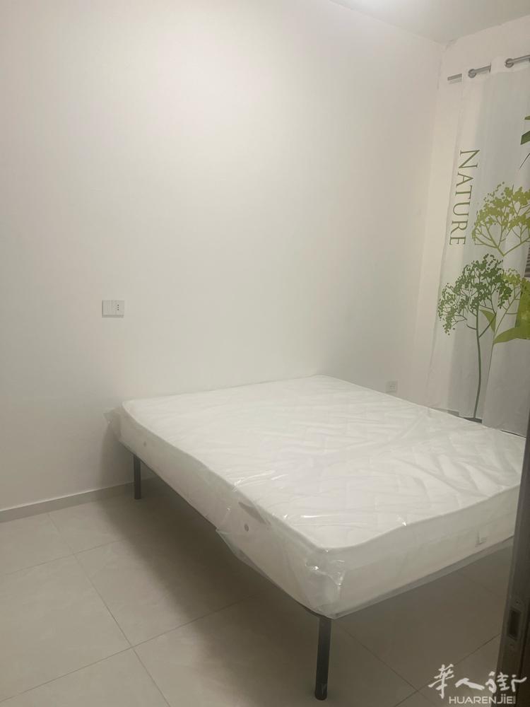 普拉托via strozzi冰淇淋店附近两个房间搭铺，有意者联系