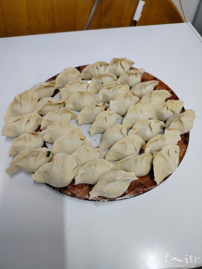 饺子家的味道，猪肉白菜100个2o欧，韭菜猎肉1oo个，芥菜猎肉loo个20欧，